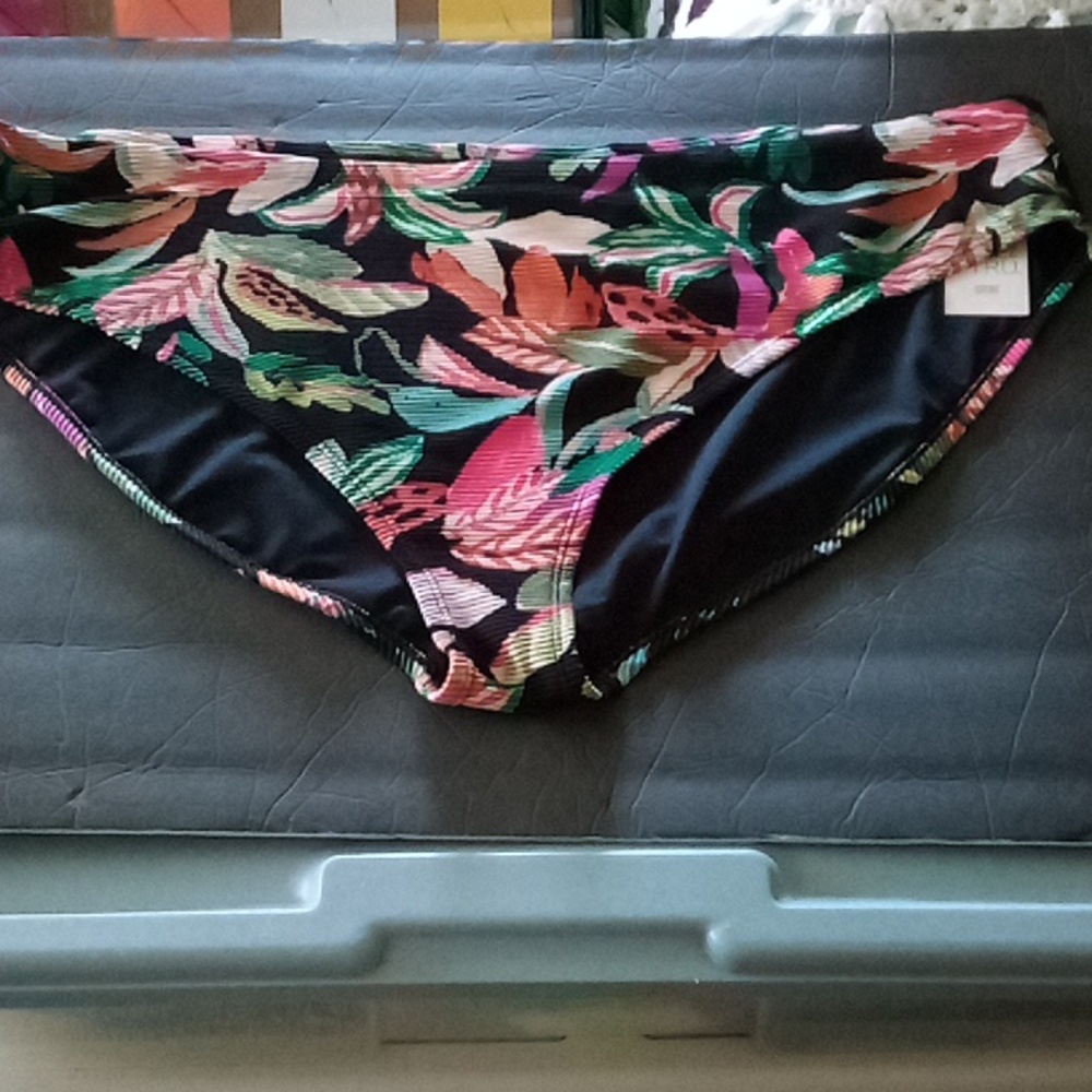 Time and Tru mid rise bikini bottom